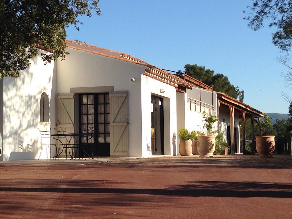L'Hotellerie Kouros Cuers Exterior photo
